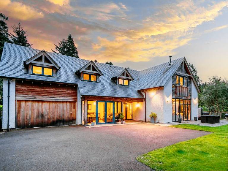 Cottage with garden & hot tub | Water view in Perth