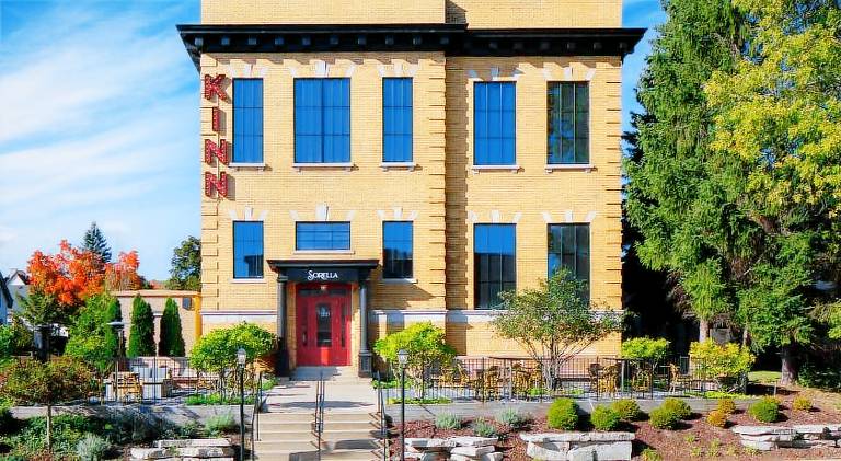 Kinn Guesthouse Bay View in Milwaukee, WI