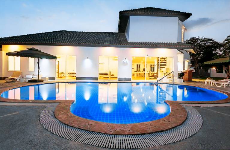 Huge luxury party pool villa 4BR 425sqm indoors in Pattaya