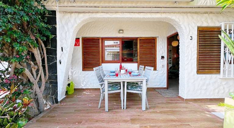 Villa with pool — photo 4