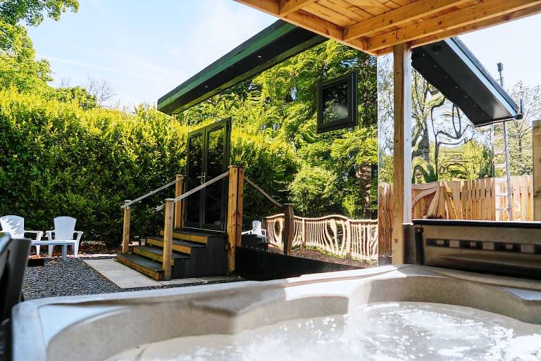 Children-friendly charming cottage with yard & hot tub | Pets allowed — photo 2