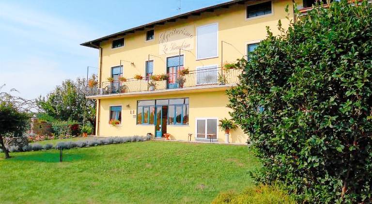Farm with garden & barbecue in Novara
