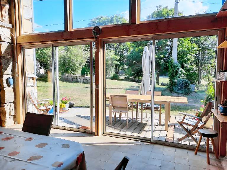 House with patio, fast internet & yard | Garden view | Dogs allowed — photo 4