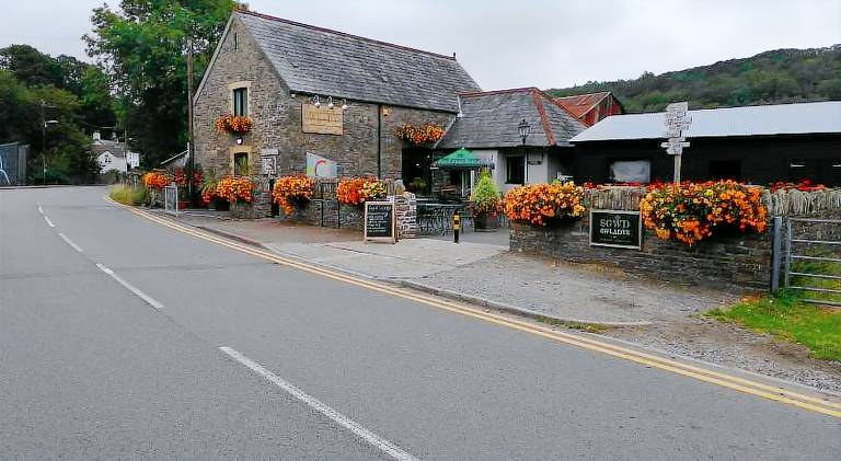 Lodge with yard in Neath