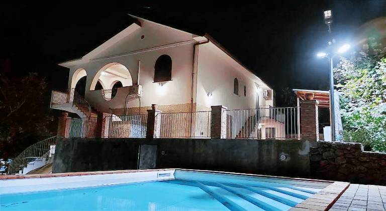 Villa with pool — photo 5