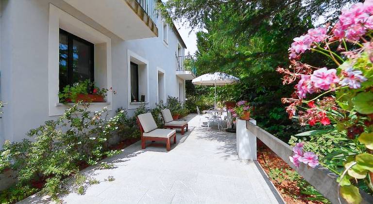 Serviced apartment with yard, pool & BBQ — photo 5