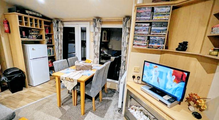 8 Berth Spacious Dog Friendly Caravan, Near Great Yarmouth In Norfolk Ref 10006G — photo 2