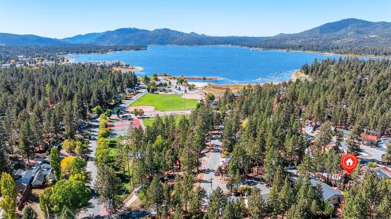Rustic Ridge. Walking Distance to the Park & Lake. Jacuzzi tub. BBQ. Games Galore & Game Room! — photo 2
