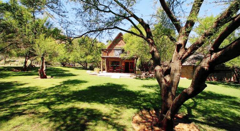 Lodge with patio, pool & garden — photo 4