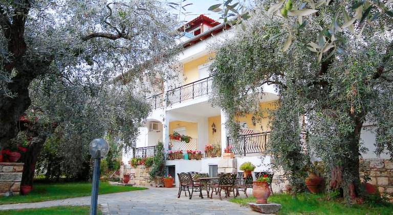 Lovely serviced apartment with yard, barbecue & pool | Pet-friendly — photo 3