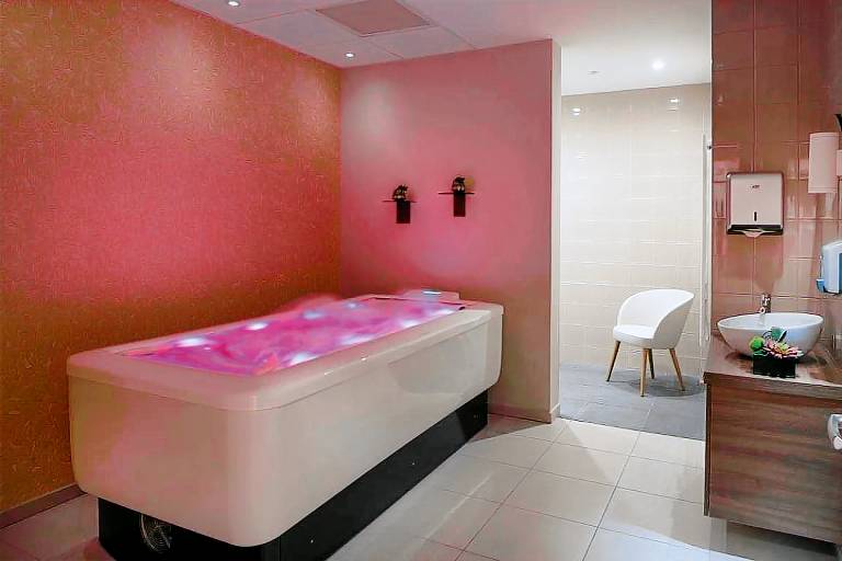 Rental apartment with terrace, garden & jacuzzi — photo 3