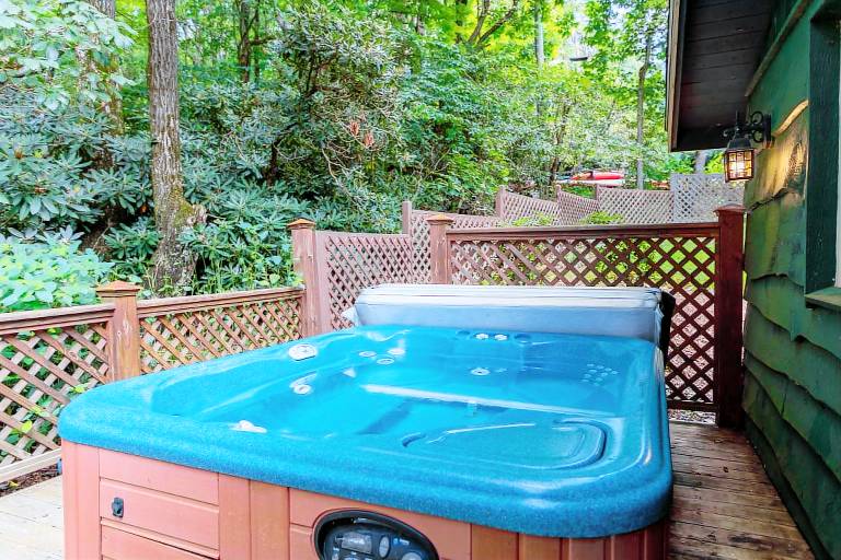 Bear Bungalow - 1 mile from Main Street Blowing Rock! Hot Tub - Pet Friendly - Fenced In Yard — photo 3