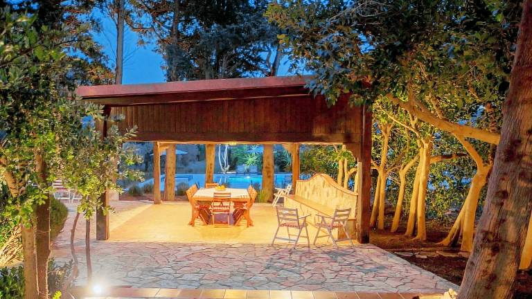 Holiday apartment with private pool, barbeque & garden — photo 4