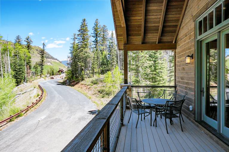 Family-friendly vacation home with jacuzzi, fast internet & heated pool | Mountain view | Pets are welcome — photo 4