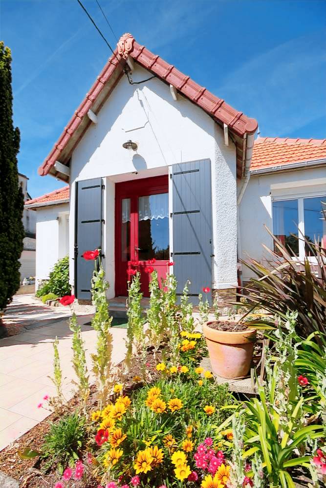 Gite with patio & yard — photo 2