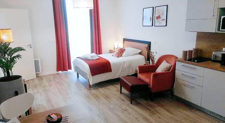 Charming serviced apartment with patio, pool & sauna | Dogs allowed — photo 2