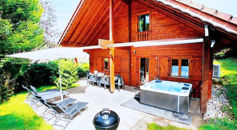 Fully equipped pleasant chalet with yard, terrace & jacuzzi | Pets allowed in Gérardmer