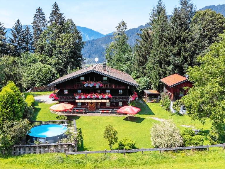 Charming vacation home with patio | Pets allowed — photo 4