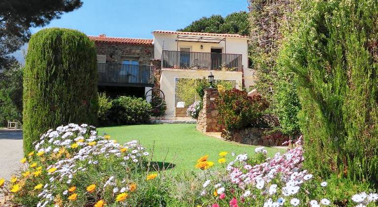 Holiday apartment with terrace & yard — photo 5