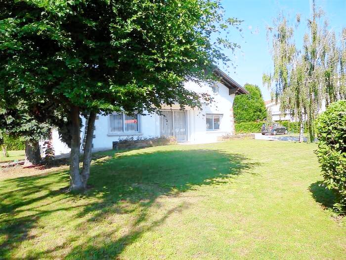 Villa with barbeque & yard | Garden view — photo 2