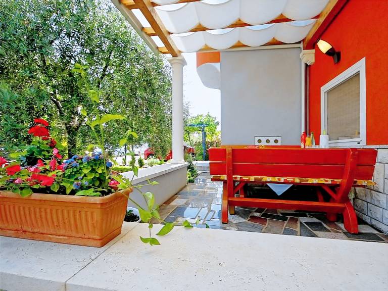 Holiday apartment with patio & yard — photo 5