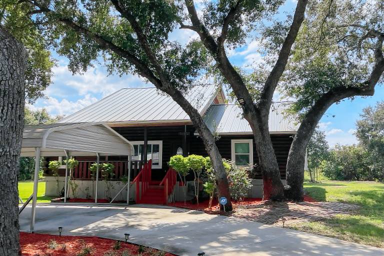 House  Groveland