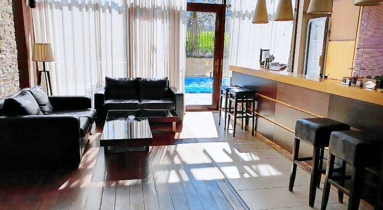 Serviced apartment with patio, jacuzzi & yard — photo 5