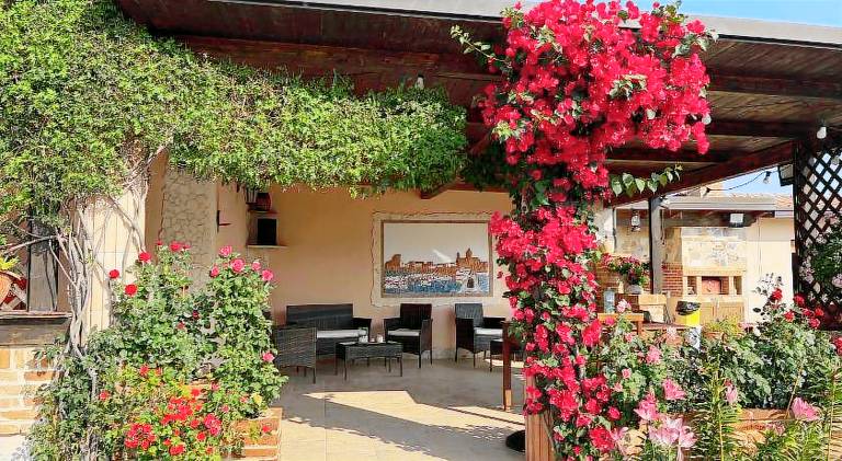Lovely vacation home with yard & pool | Pets are welcome in Matera