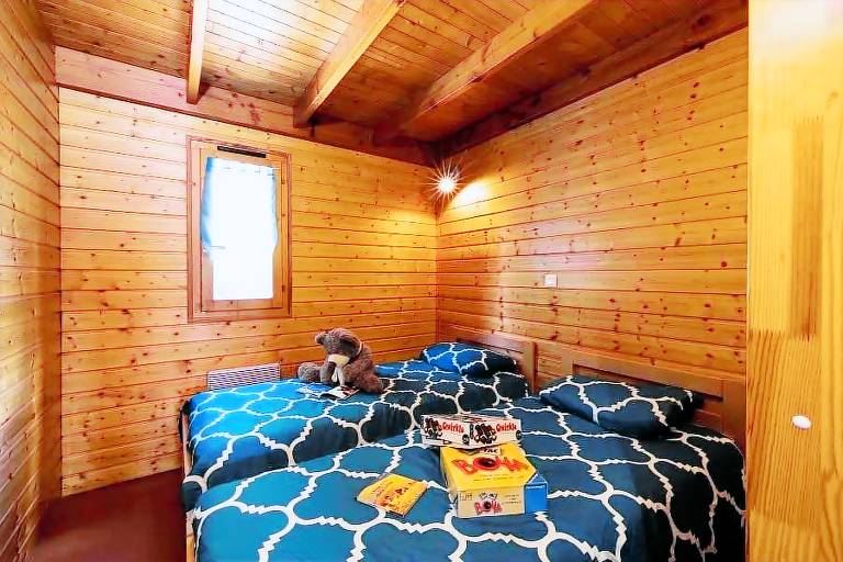 Chalet with BBQ & patio — photo 4