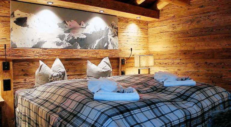 Lodge with yard, jacuzzi & patio — photo 2