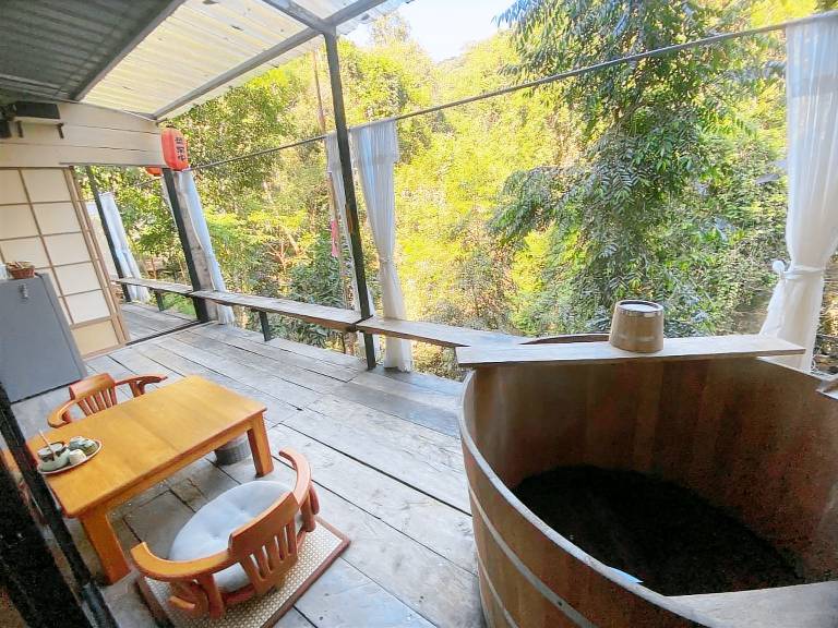 Bungalow with hot tub & yard | Pets allowed — photo 3