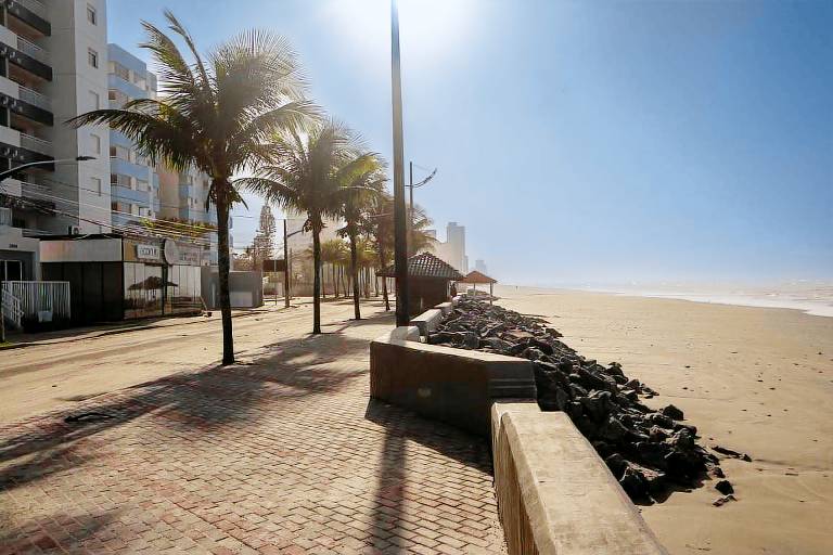 Apto com Garagem no Centro a 450m da Praia Central