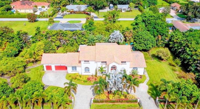 Vacation home with pool in Plantation, FL