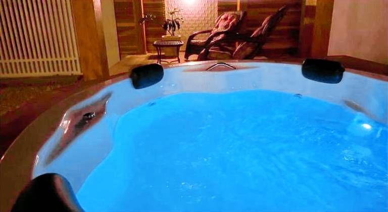 Vacation home with jacuzzi — photo 4