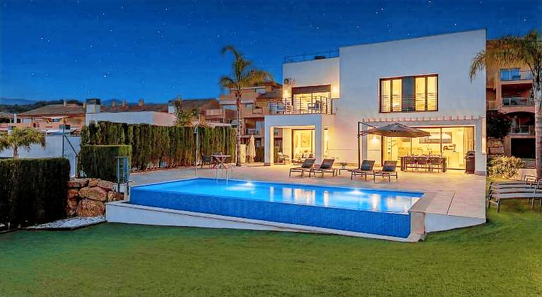 Villa with grill, private pool & terrace in Estepona