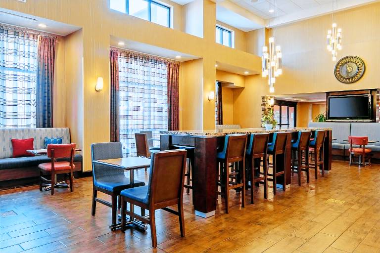 Hampton Inn & Suites Bakersfield/Hwy 58 — photo 3