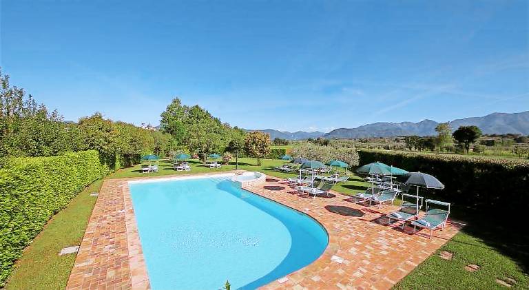 Serviced apartment with garden & pool — photo 5