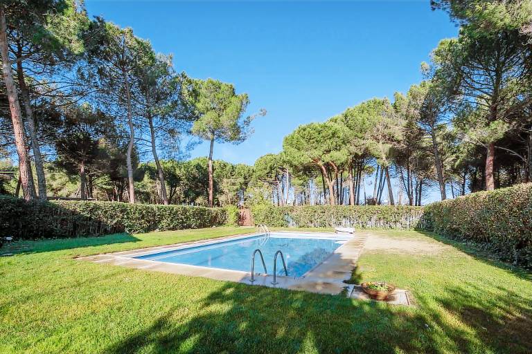 Family-oriented spacious house with private pool, garden & barbeque | Garden view | Dogs allowed — photo 2