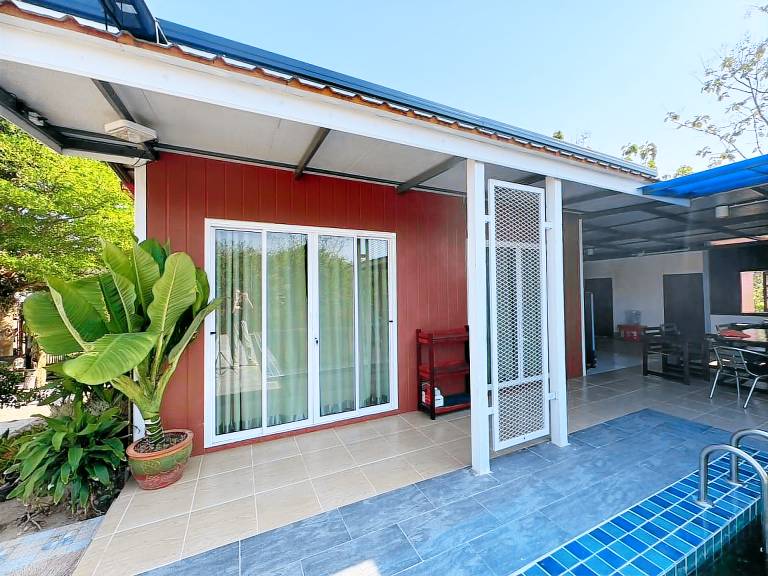 Villa with yard & pool — photo 5