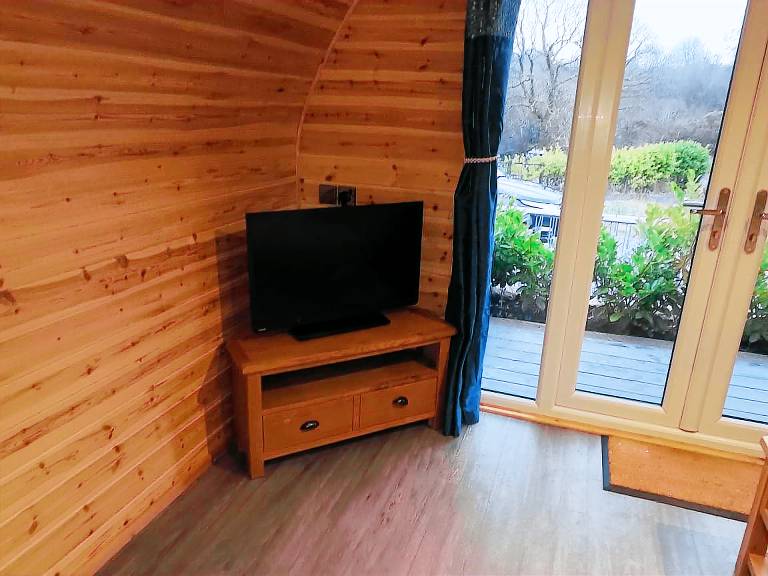 Cottage with jacuzzi & yard — photo 4