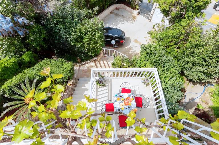 Holiday apartment with barbeque, yard & patio — photo 3