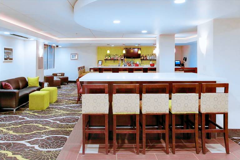 La Quinta Inn & Suites by Wyndham Springfield MA — photo 4