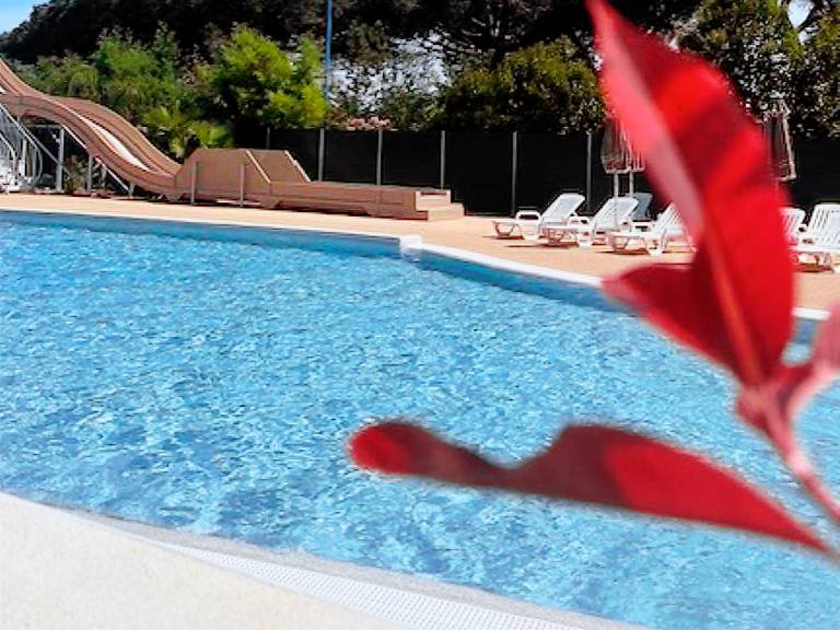 Child-friendly mobile home with patio, heated pool & barbeque | Pets are welcome — photo 2