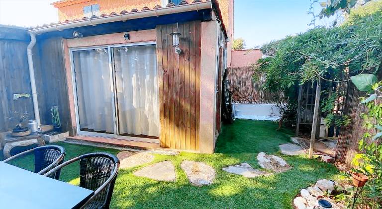 Rental apartment with private pool, yard & patio in Cogolin