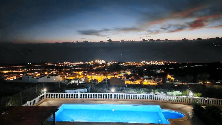 Vacation Villa 'Cool 4-bedroom with Sea Views' with Sea View, Wi-Fi and Air Conditioning — photo 4