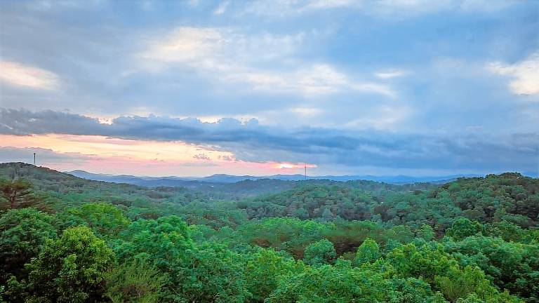 Majestic Sunrise- Pet Friendly Screened Porch Hot Tub — photo 4