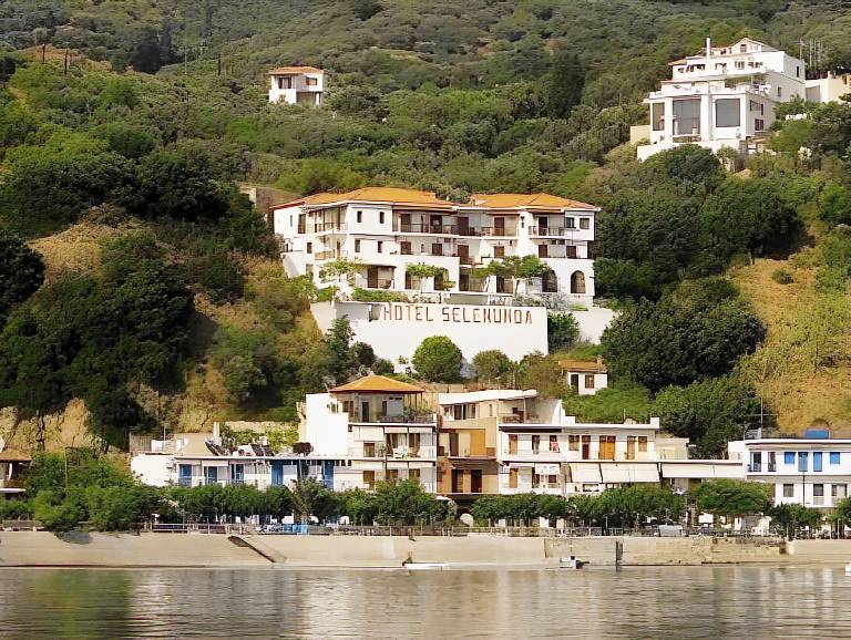 Serviced apartment with garden & patio in Skopelos