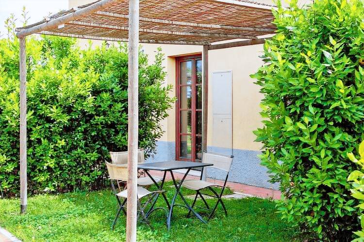 Fully equipped holiday apartment with pool & patio | Pet-friendly — photo 4