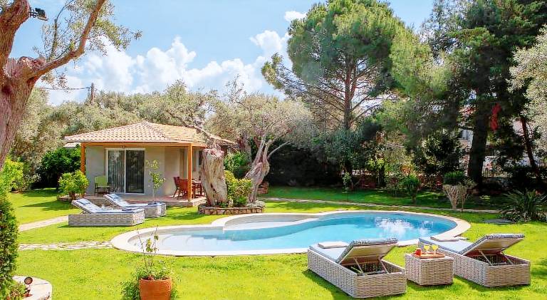 Holiday apartment with private pool, BBQ & yard — photo 4