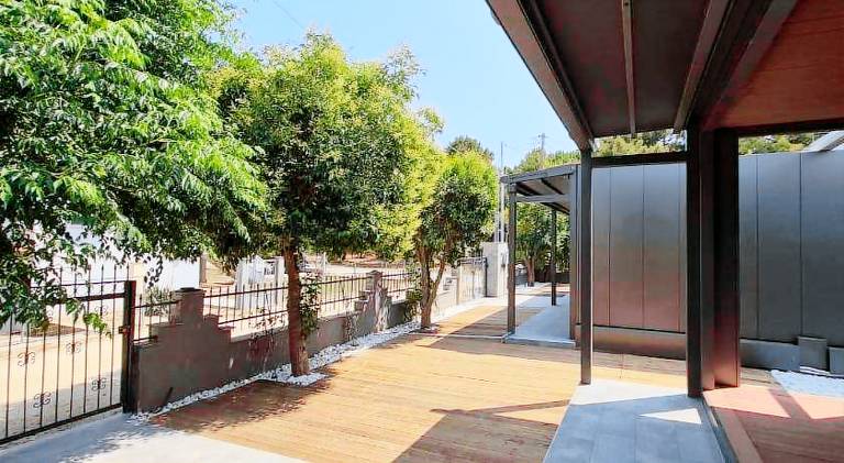 Vacation home with yard — photo 3